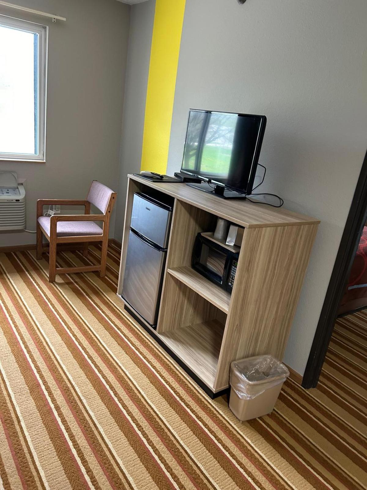 Super 8 By Wyndham Blair Hotel Ngoại thất bức ảnh